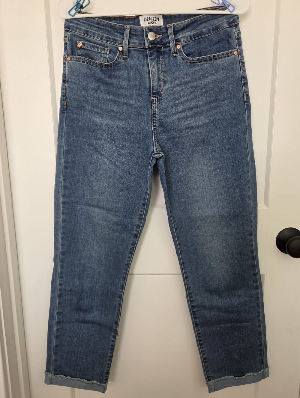 Denizen from Levi's Women’s Mid Rise Cropped Blue Jeans. Size 8. #KC